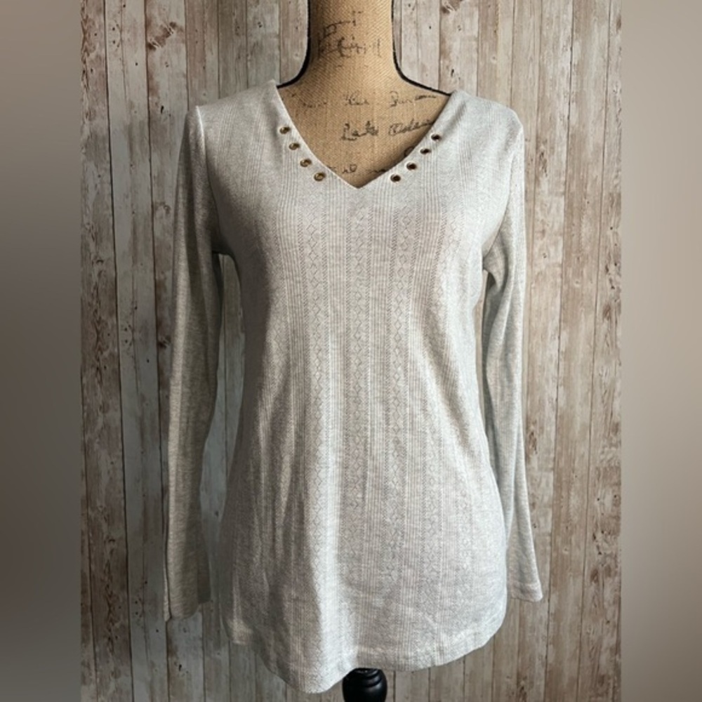 Andthewhy Light Grey V-Neck Soft Knit Long Sleeved Shirt